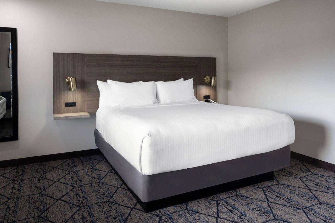 מלון Ramada By Wyndham Modesto Yosemite Area מראה חיצוני תמונה